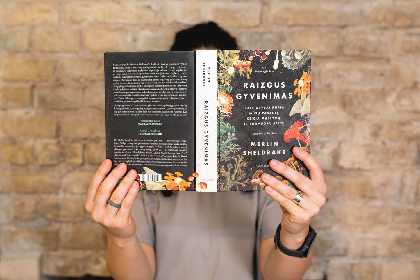 Knyga. Raizgus gyvenimas: Kaip grybai kuria mūsų pasaulį, keičia mąstymą ir formuoja ateitį. Merlin Sheldrake
